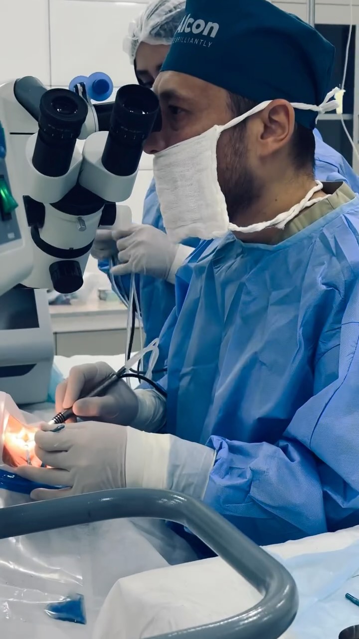 Хирург за современным микроскопом Alcon в клинике Доктор Ислам